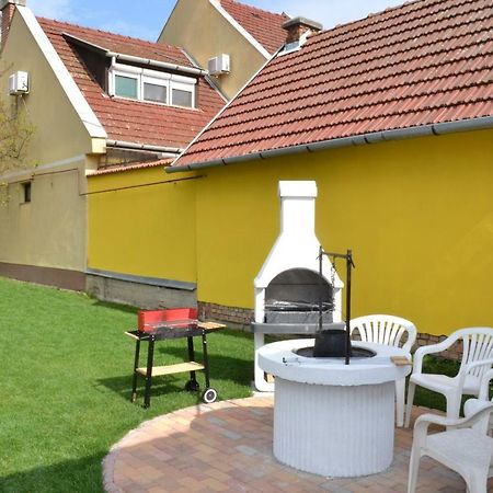 Liliom Apartman Гюла Екстериор снимка