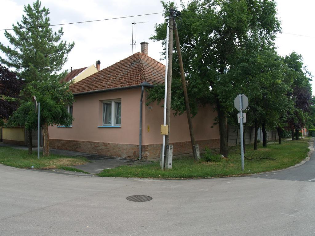 Liliom Apartman Гюла Екстериор снимка