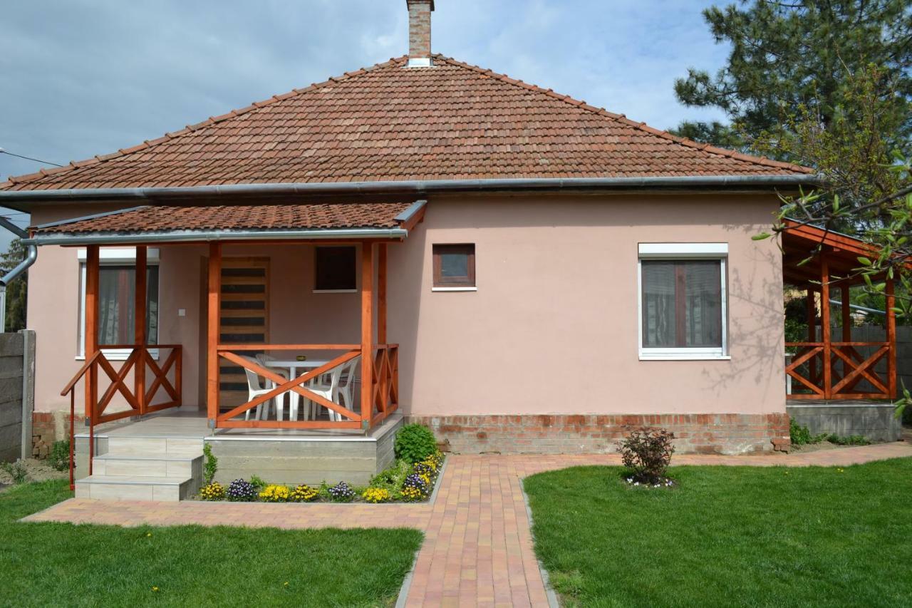 Liliom Apartman Гюла Екстериор снимка