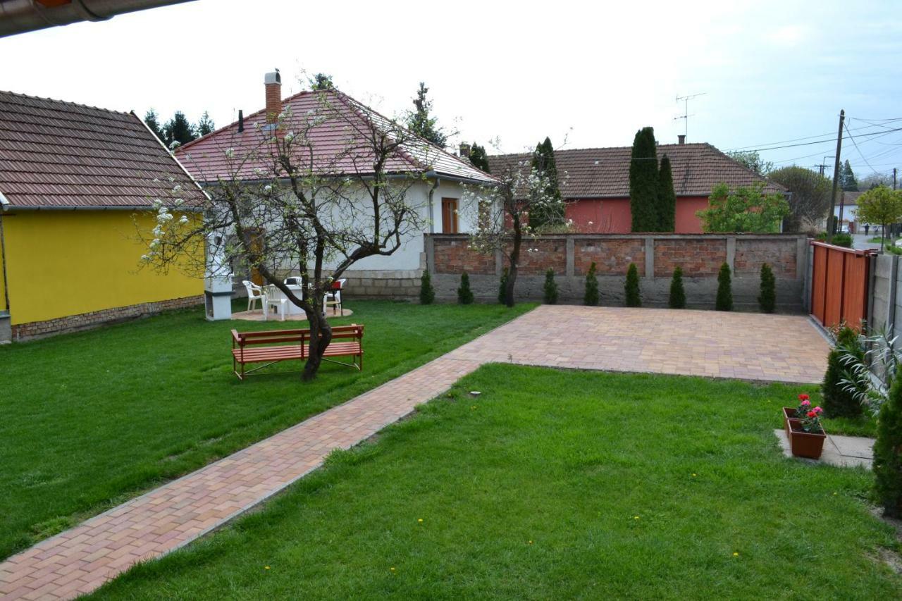 Liliom Apartman Гюла Екстериор снимка